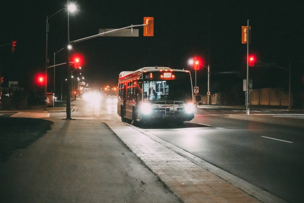 Autobus jadący drogą w nocy
